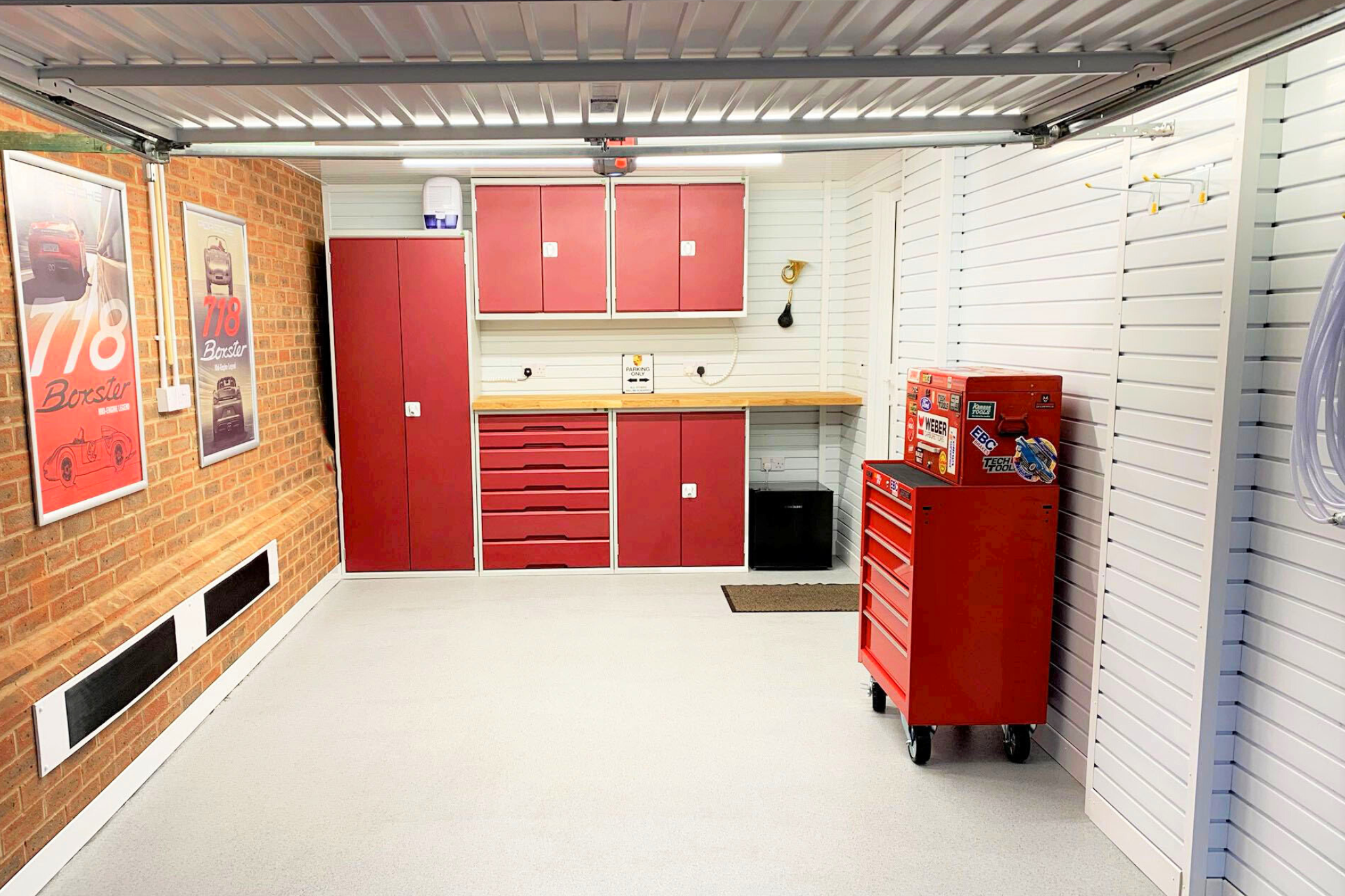 A luxurious resin coating, beautifully seamless for the garage floor